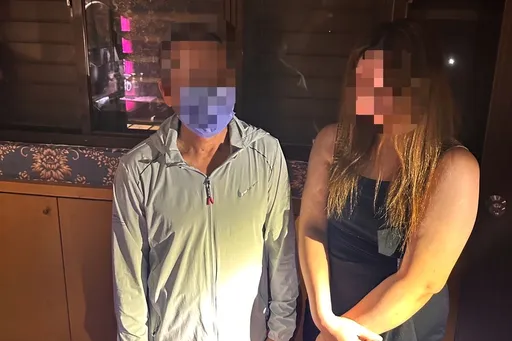 7旬翁找30歲越女「桑己壘」 警臨檢壞好事!他倆衣不蔽體驚呆了