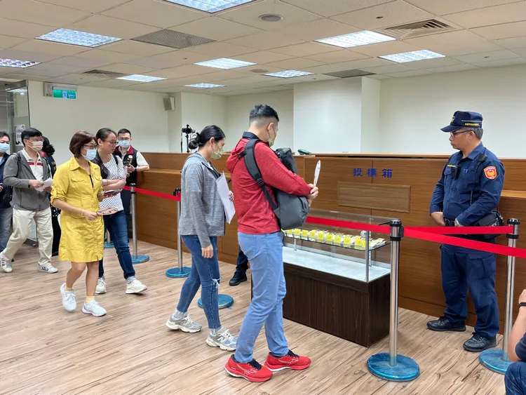 民眾查看拍賣的黃金。桃園分署提供