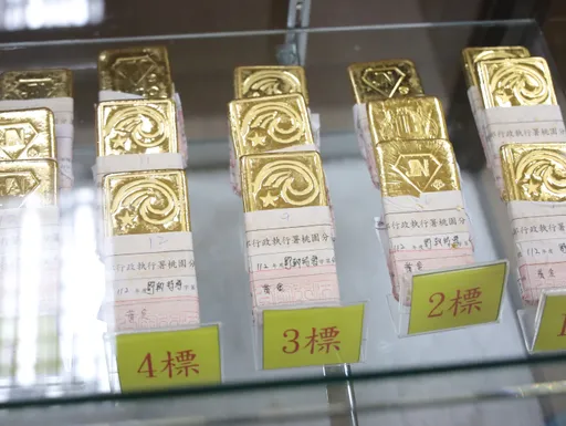 欠稅不繳！30公斤黃金條遭拍賣　銀樓小開這原因還小賺一筆