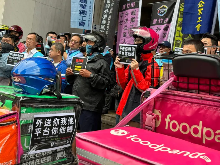 外送員揪團立法院前抗議提2訴求。彭欣偉攝