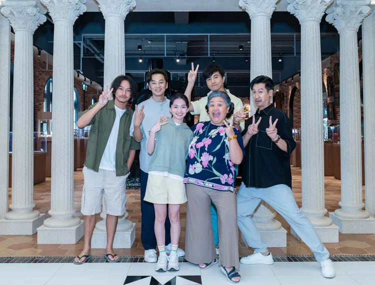 《我的婆婆怎麼那麼可愛2》演員楊銘威（右起）、張書偉、喬湲媛、鍾欣凌、王少偉、Darren邱凱偉。公視提供