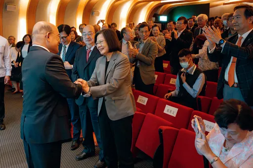 蔡英文笑梗不斷！回憶找蘇貞昌接閣揆　四年下來「真的打起來了」