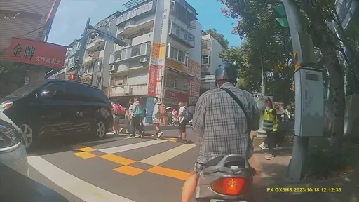 國小導護「紅燈讓40學生過馬路」 超派騎士怒吼:衝三小!網揪貓膩戰翻天