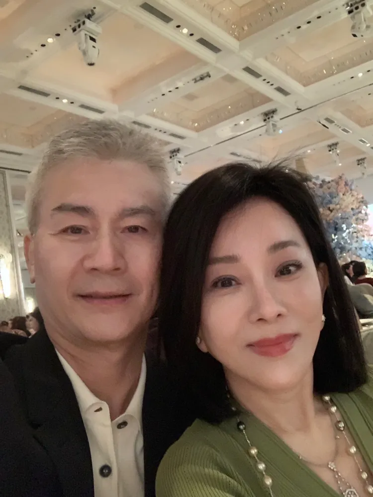 邱于庭（右）身邊的黃文豪一頭白髮。翻攝邱于庭微博
