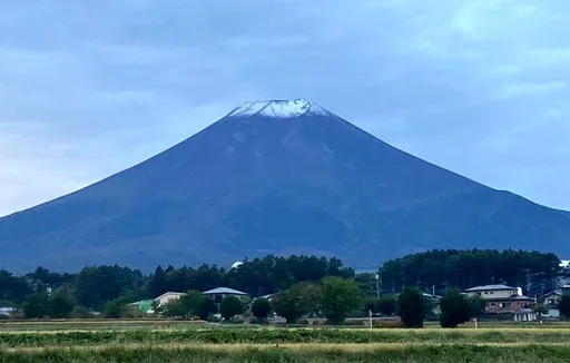 富士山山頭白了 各國遊客爭賞「初冠雪」美景