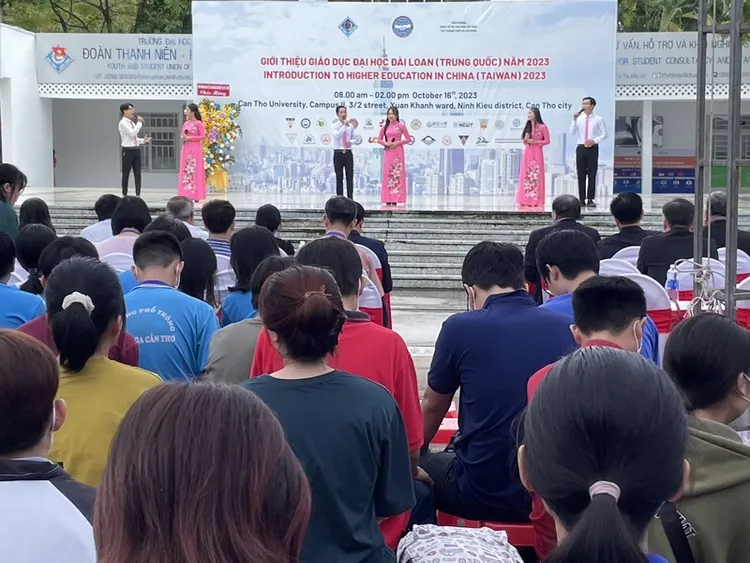 台灣出資在越南辦教育展，背板被迫寫中國台灣。讀者提供／中央社