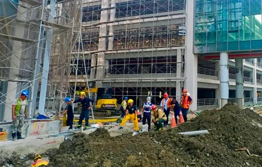 高雄路竹科學園區工地意外 2工人遭土堆掩埋!1命危1輕傷