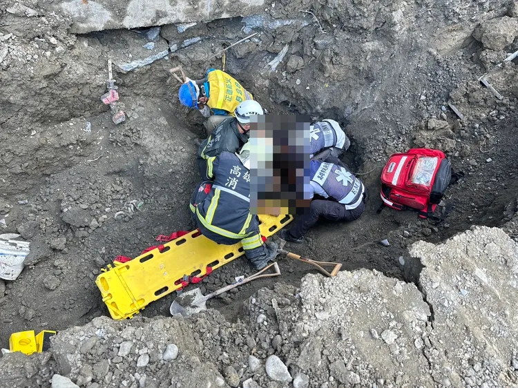 路竹科學園區今日發生工地意外，2名工人遭土方掩埋，1人命危，1人意識清楚。翻攝畫面