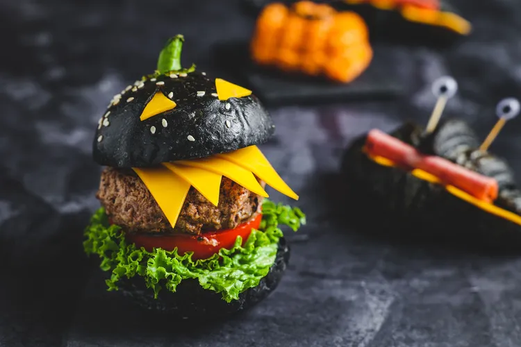 闇黑魔獸牛肉漢堡。業者提供