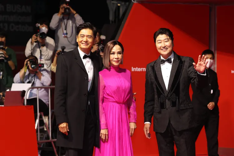 周潤發（左起）表示裸捐身家是老婆陳薈蓮決定，他聽不懂宋康昊說的韓語，靠心領神會。韓聯社