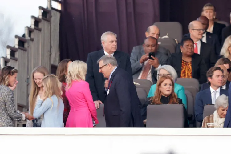 莎拉（右二）5月7日獲邀參加英王查理三世的加冕音樂會。路透社