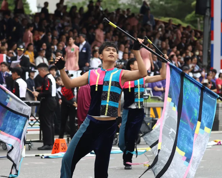 國慶大會由建中學生的精彩表演揭開序幕。彭欣偉攝