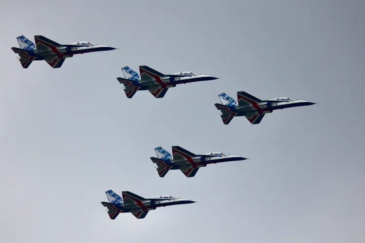 勇鷹高級教練機通過典禮台，展現捍衛國家決心。彭欣偉攝