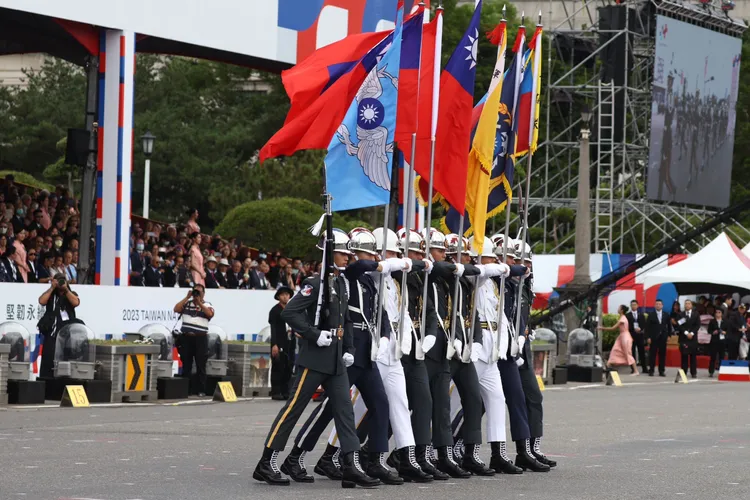 國防部聯合樂隊暨三軍儀隊登場。彭欣偉攝