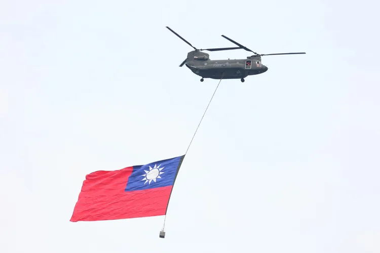 青天白日滿地紅國旗隨國歌升，空中飄揚。彭欣偉攝