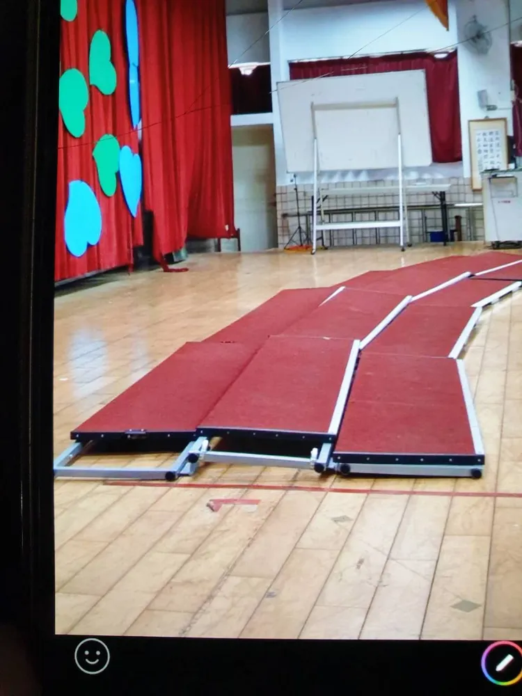 內湖東湖國小內合唱團站梯倒塌。翻攝畫面