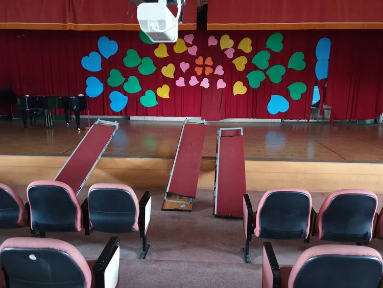 內湖東湖國小內合唱團站梯倒塌。翻攝畫面