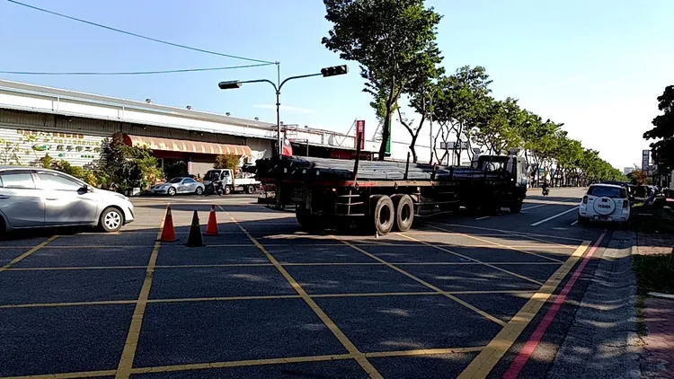 肇事聯結車。讀者提供