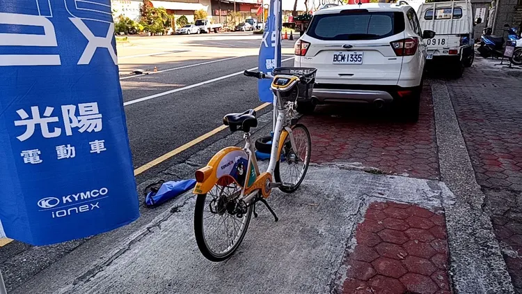 機車先與腳踏車發生碰撞。讀者提供