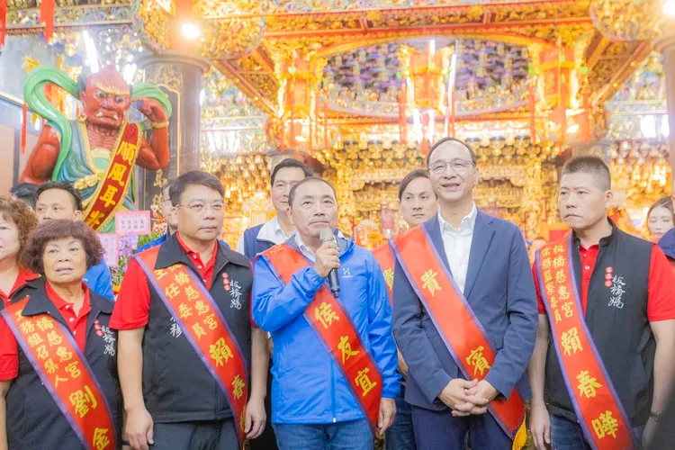 侯友宜今天與國民黨主席朱立倫、立委參選人林國春、葉元之至板橋慈惠宮。翻攝畫面