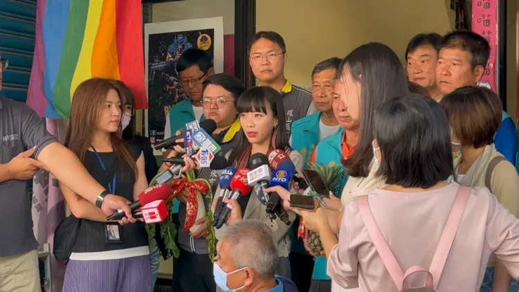 黃捷說，她會勇敢承擔、全力以赴，未來服務不會中斷。黃捷服務處提供