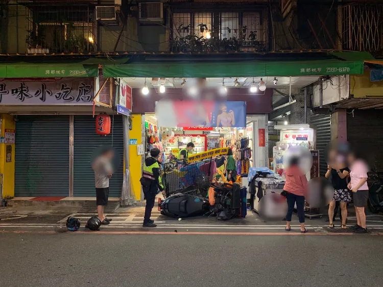 服飾店遭車禍波及，衣服吊桿散落一地。翻攝畫面