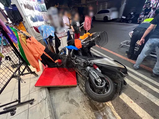 酒駕男載妹車禍「滑進」夜市服飾店 衰啊!老闆躲不及遭剷倒畫面曝光