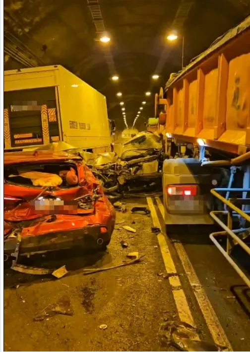 新澳隧道釀1死多傷。翻攝記者爆料網
