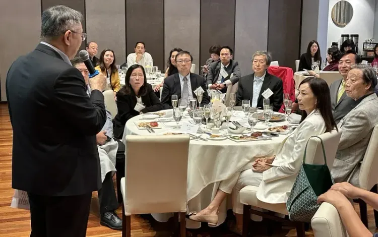 柯文哲日前訪美，與鄒開蓮一同現身矽谷，參與閉門會談，兩人午餐會也同坐主桌。中央社