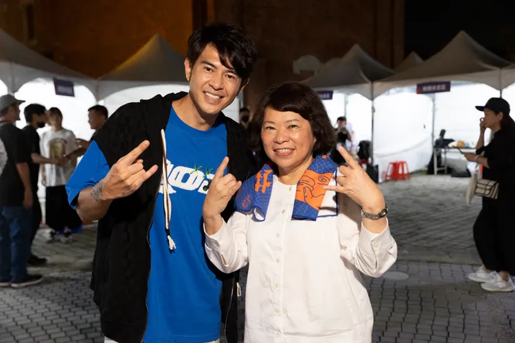 嘉義市長與黃玉榮同框合影。三立提供