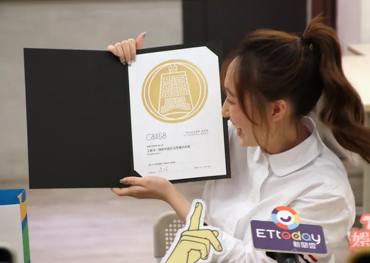 王敏淳開箱入圍證書。攝影中心攝