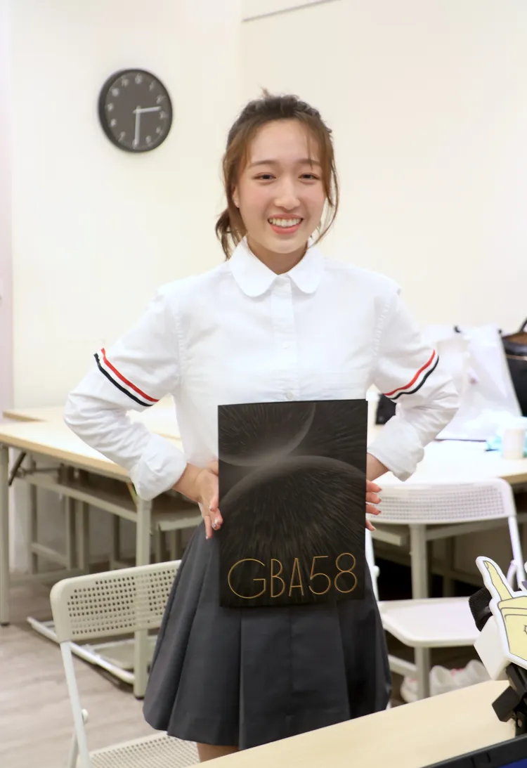 王敏淳的螞蟻腰可以擋在A4紙之後。攝影中心攝