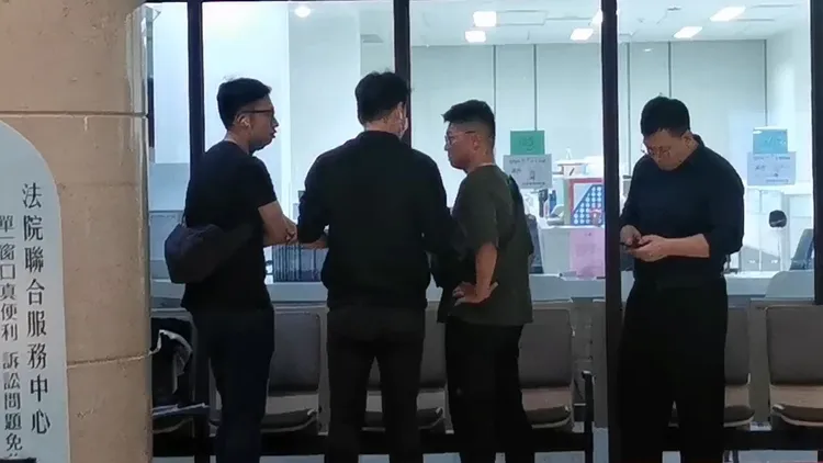 軍方人員在桃園地院關切同袍羈押庭開庭結果。讀者提供