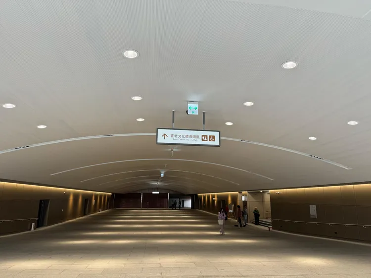 台北市長蔣萬安今天「開箱」大巨蛋，圖為大巨蛋及國父紀念館的連通道。彭欣偉攝