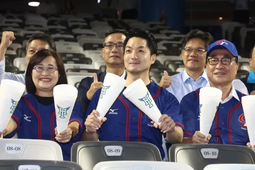 大巨蛋開箱|穿越32年!蔣萬安向風雨中球迷喊 「我們有巨蛋了」