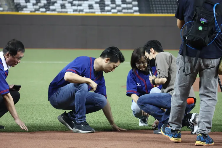 台北市長蔣萬安今天「開箱」大巨蛋，他蹲下觸摸紅土、壘包。彭欣偉攝