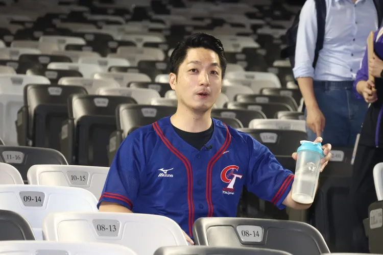 台北市長蔣萬安今天「開箱」大巨蛋，他稱讚觀眾席有放置飲料的地方。彭欣偉攝