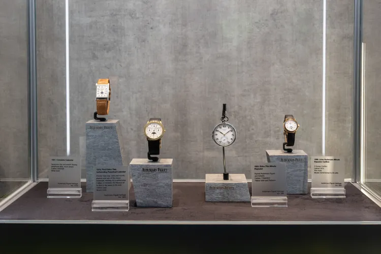 全日曆腕錶（1931）、首款自動上鍊萬年曆超薄腕錶（1978）、三問功能超薄腕錶（1922）、Jules Audemars 鐘樂三問腕錶（1998）。品牌提供