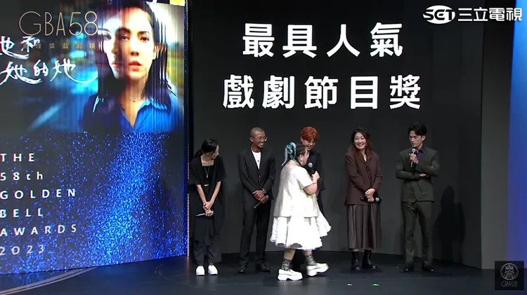 鍾欣凌出手救援忘詞引薦人。翻攝金鐘獎 Golden Bell Awards YT