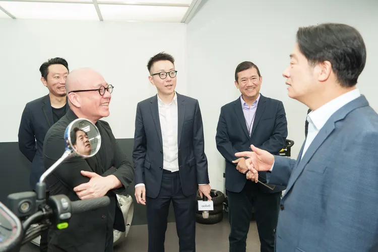 賴清德副總統表示，未來希望電動機車產業與傳統機車行有更多合作，讓全台機車行成為運具電動化的助力。業者提供