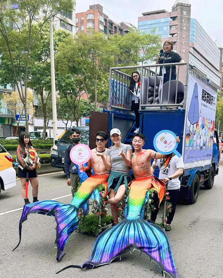 賈永婕和猛男人魚合照。翻攝賈永婕臉書