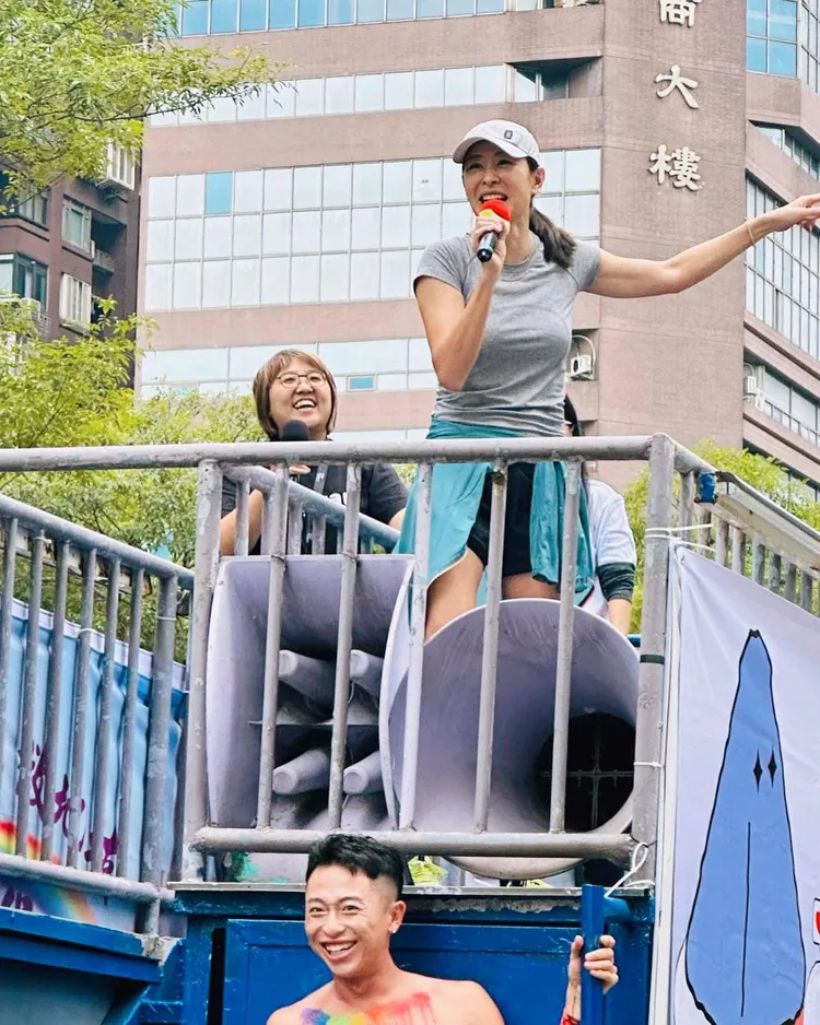 賈永婕大方上台致詞。翻攝賈永婕臉書