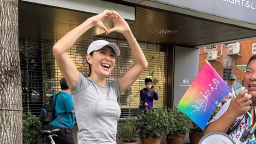 賈永婕同志遊行上台發言 嬌嗔:好愛你們也討厭你們