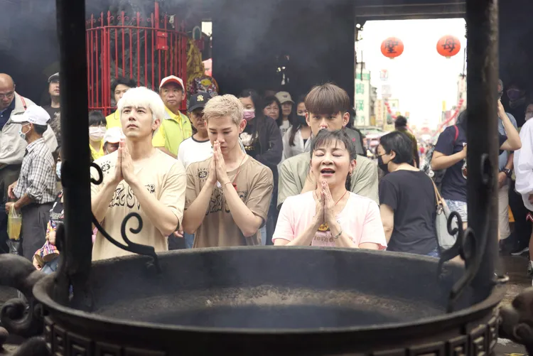 為祈求擺攤順利賺大錢，胡宇威（左起）胡宇威、夏和熙、洪暐哲、王彩樺向北港朝天宮媽祖祈願。華視提供