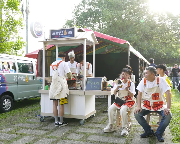 澎恰恰（右）和王彩樺在攤位前招攬客人。華視提供