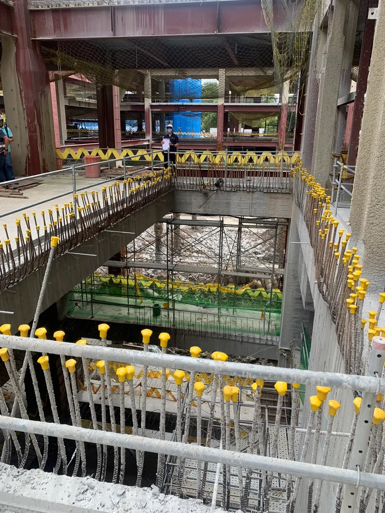 工人墜落到地下一樓。翻攝畫面