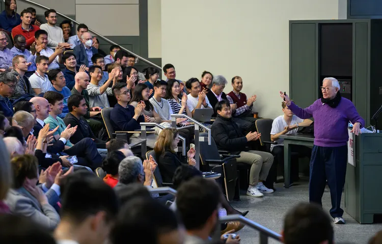 張忠謀MIT演講。翻攝MIT官網