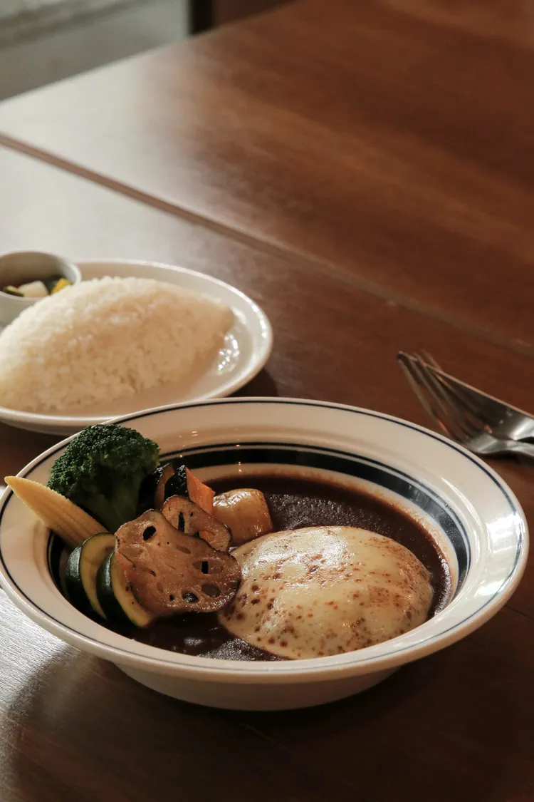 新品燒起司多明哥拉斯牛肉漢堡排飯370元。業者提供