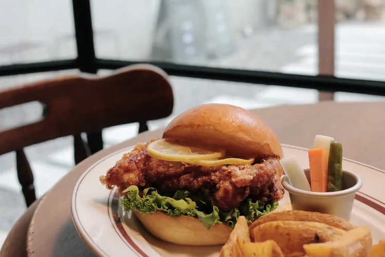 經典款糖漬白酒黃檸檬炸雞堡250元。業者提供