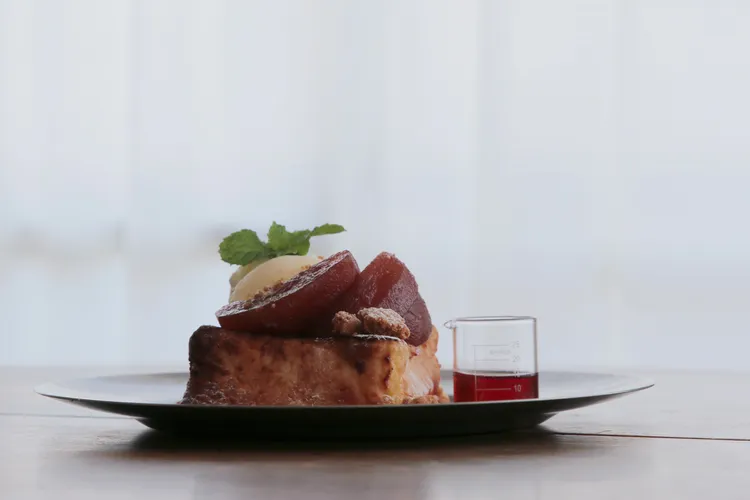 新品紅酒肉桂蜜蘋果法式吐司230元。業者提供